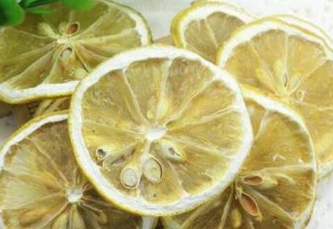 柠檬片和什么泡水喝最好，每天喝柠檬片泡水的效果