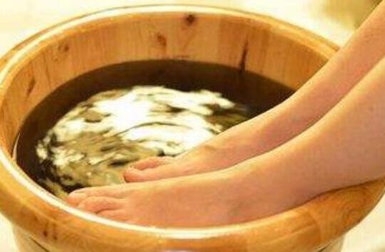 生姜泡脚的功效与作用，生姜水泡脚的好处