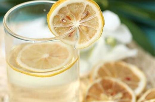 柠檬片的功效与作用禁忌，柠檬片泡水的正确泡法