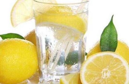 柠檬片泡多久合适，柠檬片变黑了还能喝吗
