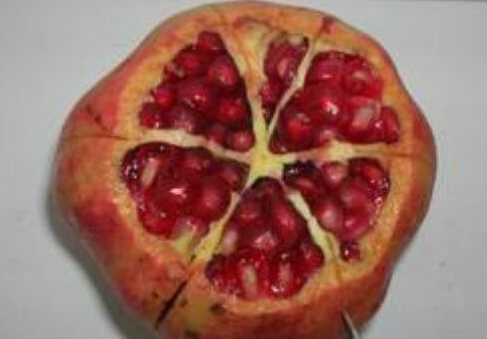 石榴怎么剥简单又好，快速剥石榴勺子敲