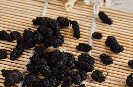 桑葚干泡水一天需几粒,桑葚干泡水喝的功效与禁忌