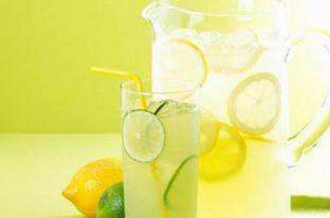 晚上喝柠檬水的功效与作用，柠檬水有副作用吗