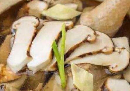 松茸炖鸡怎么炖才好吃，松茸炖鸡的做法