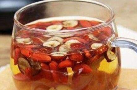 枸杞子泡水喝的功效，哪些人不能喝枸杞茶