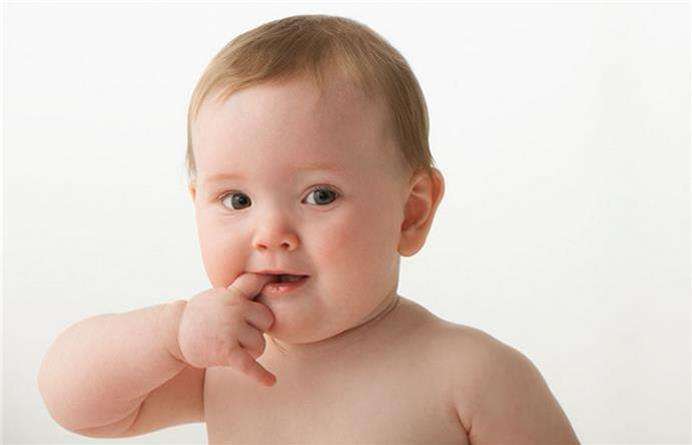 宝宝吃手指怎么办？2岁宝宝吃手指怎么纠正？