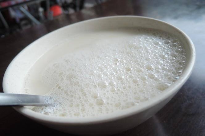 煮豆浆有白色泡沫是怎么回事？能吃吗？