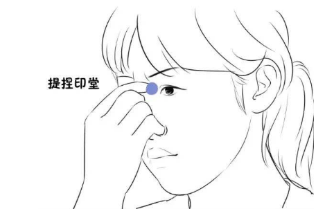 印堂穴的作用与功效，印堂的准确位置图片