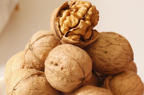 核桃生吃好还是熟吃好，哪些人不适合吃核桃