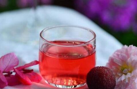 杨梅泡酒有什么功效，杨梅泡酒的功效和作用及禁忌