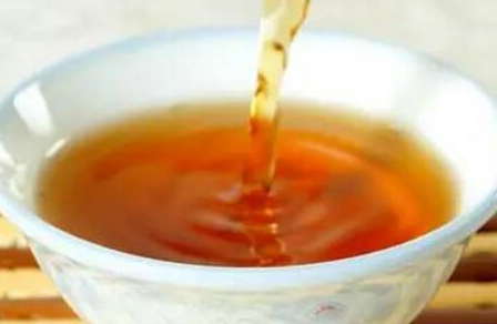 雄黄酒是黄酒吗，雄黄酒的功效与作用及禁忌