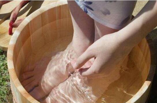 白醋泡脚的正确方法，白醋泡脚的比例是多少