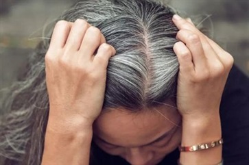 年轻人为什么会长白头发 白头发变黑发的调理方法