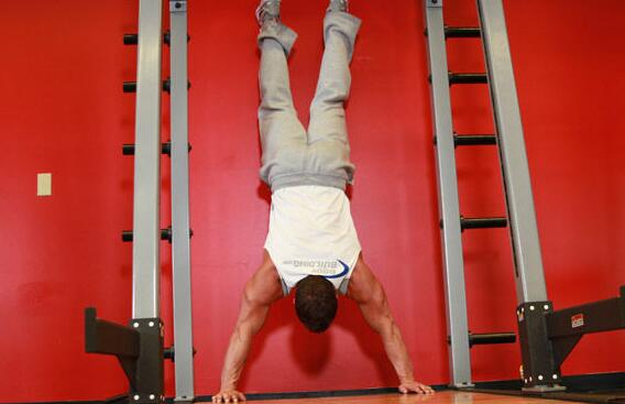 倒立俯卧撑怎么练？倒立俯卧撑的好处