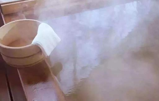 实用助眠小窍门 晚上九点洗个温水澡