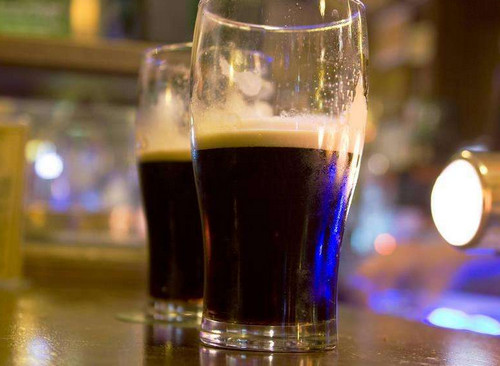 喝黑啤酒有什么好处 黑啤酒的功效与作用