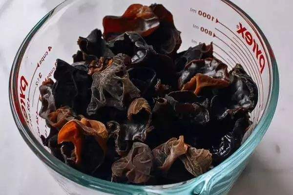 木耳不能和什么一起吃,木耳煮多久几分钟能熟
