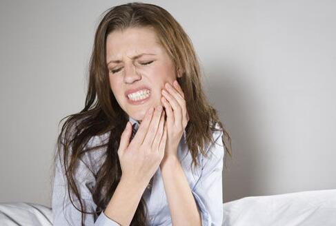 口腔溃疡的治疗方法 热姜水代茶漱口的偏方