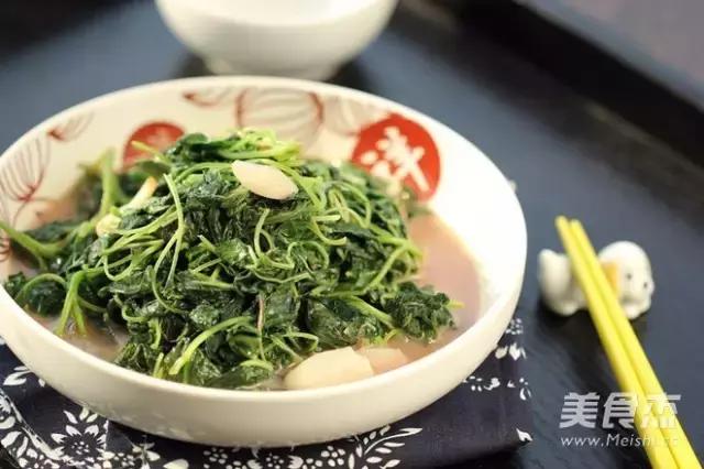 它被称为“长寿菜”，端午前后吃，赛过吃补药！