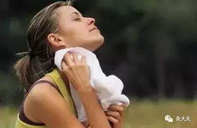 这个部位出汗，竟是中风前兆！夏天到了，都得注意！