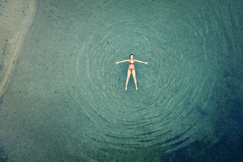 向往一朵云的生活，简约，简单；随风而来，随风而去。