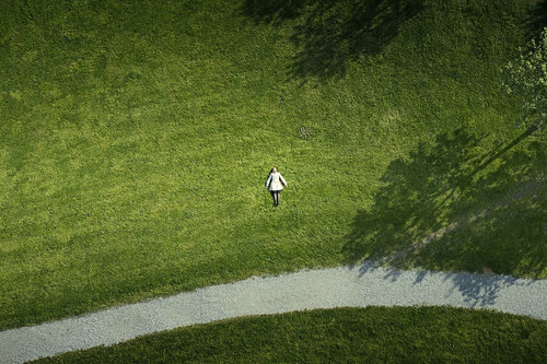 向往一朵云的生活，简约，简单；随风而来，随风而去。