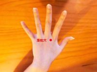 落枕穴的作用与功效，落枕的准确位置图片