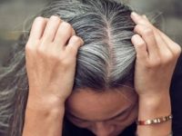 年轻人为什么会长白头发 白头发变黑发的调理方法