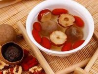 山楂片泡水的功效与禁忌,山楂片和什么泡水好 山楂片泡水的功效与禁忌,山楂片和什么泡水好