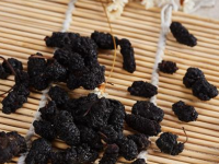 桑葚干泡水一天需几粒，桑葚干泡水喝的功效与禁忌